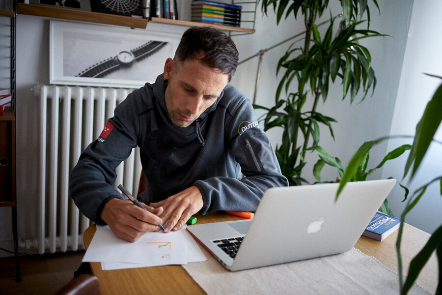 Iván Paredes diseñando la planificación de un programa de entrenamiento de escalada