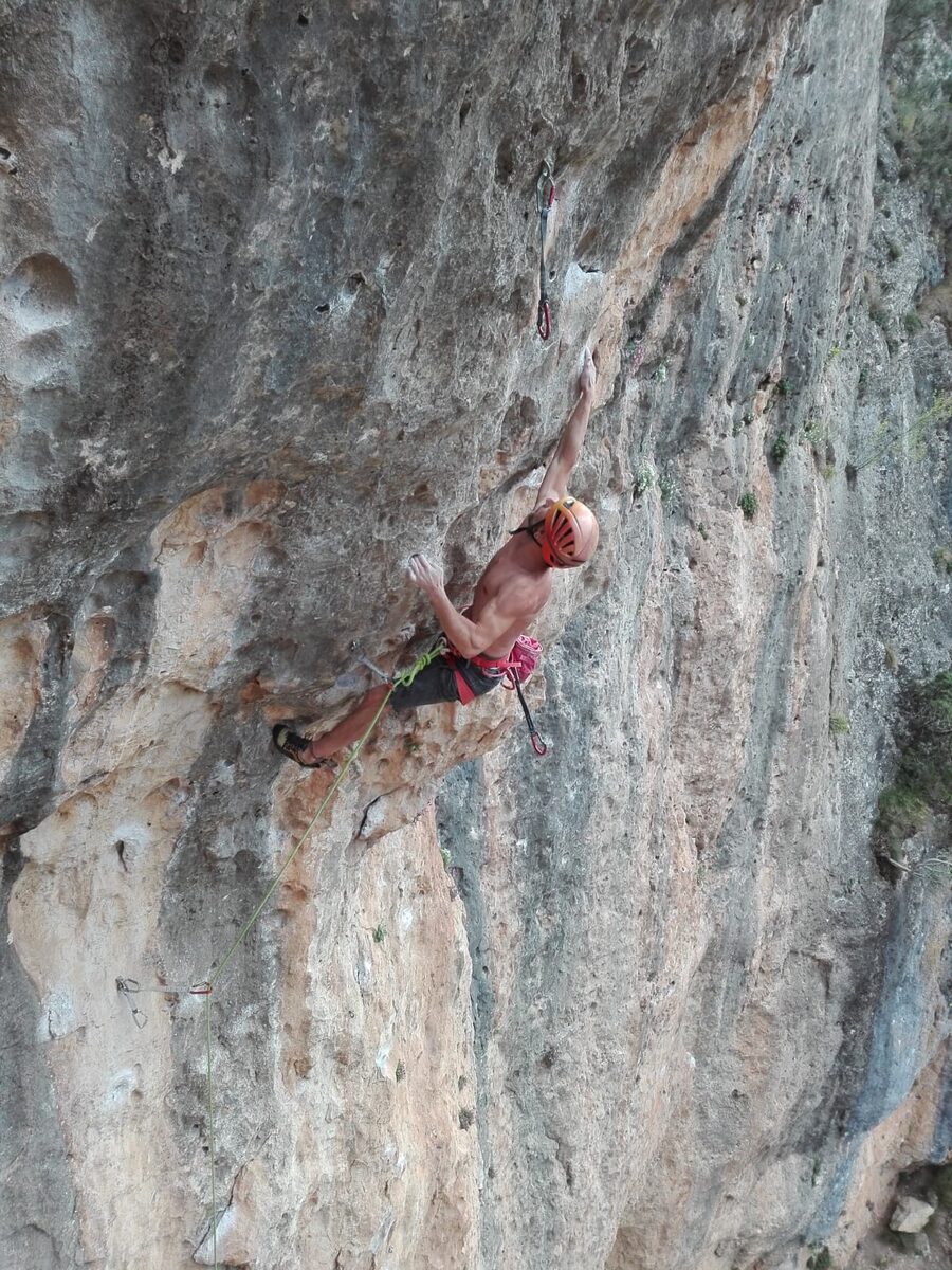 Iván Paredes escalando en roca durante una sesión de entrenamiento